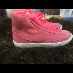 🌷Fun salmon colored suede Nikes🌷